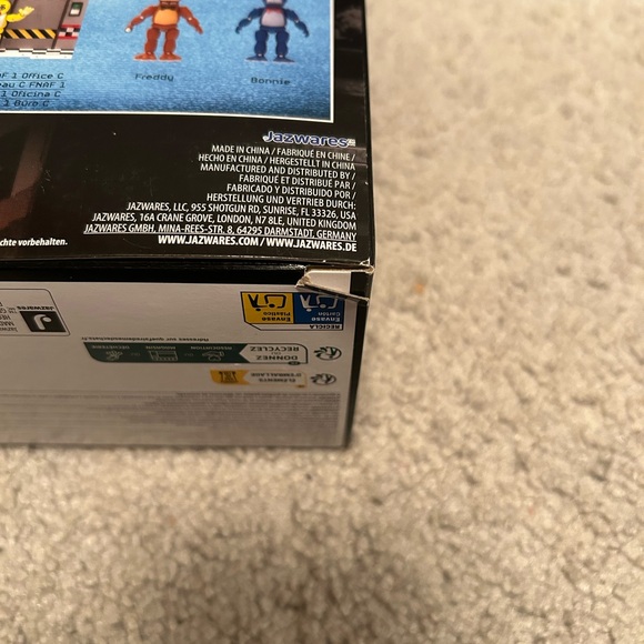 Five Night’s at Freddy Golden Freddy with Office Jazwares - Picture 10 of 14